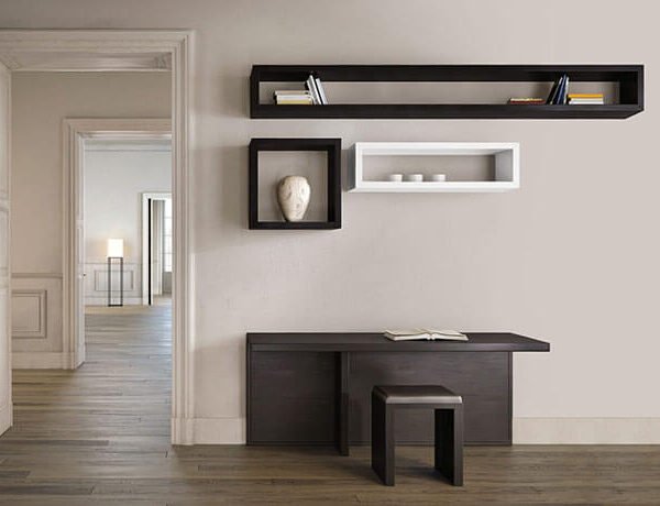 atrium console κονσόλα/μπουφές σε μαύρο σε λευκό φόντο με διακοσμητικά ράφια