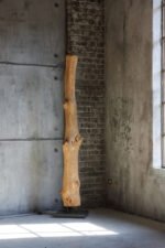 old times lamp φωτιστικό απο μασιφ ξύλο ελιάς με φόντο τοίχο απο τσιμέντο