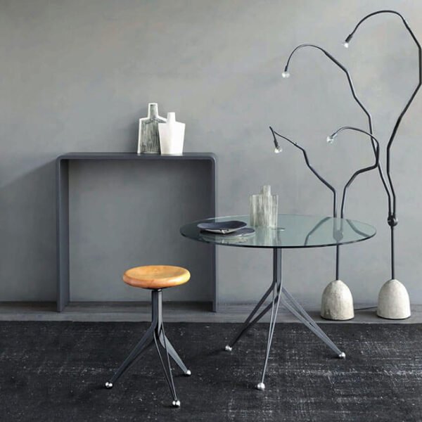 tree light φωτιστικό δαπέδου απο τσιμέντο σε εκθεσιακό χώρο