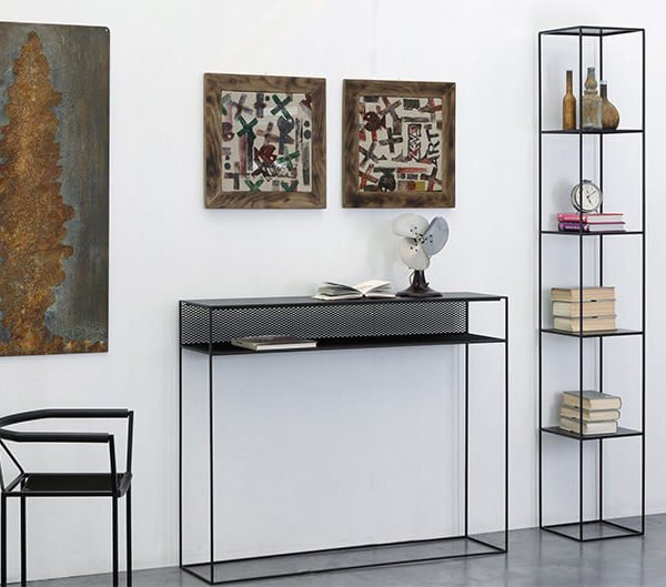 tristano console κονσόλα με διακοσμητικά στοιχεία στο φόντο