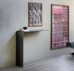 wing shelf κονσόλα με έργα τέχνης