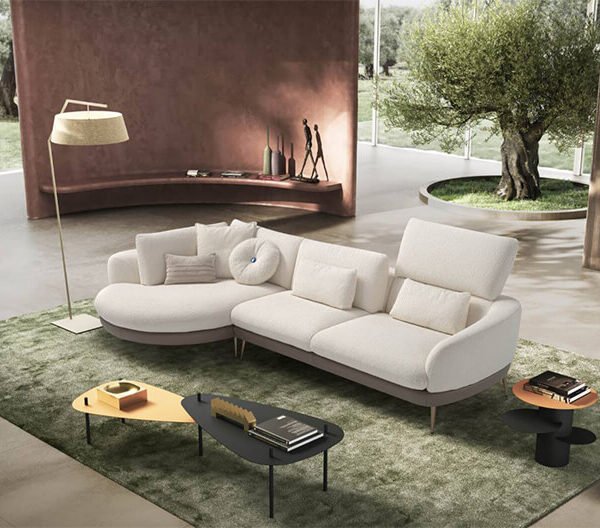 looming γωνιακός καναπές σε λευκό με ανυψωμένα προσκέφαλα