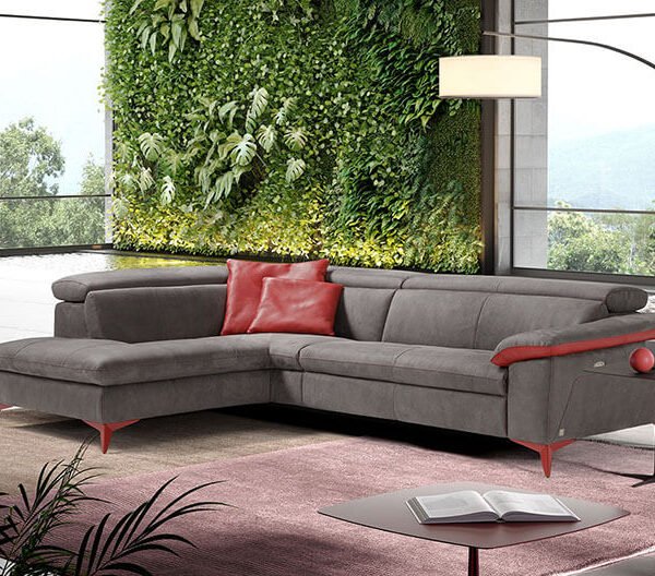 martine corner sofa γωνιακός καναπές σε γκρι σκούρο με κόκκινες λεπτομέρειες σε εκθεσιακό χώρο
