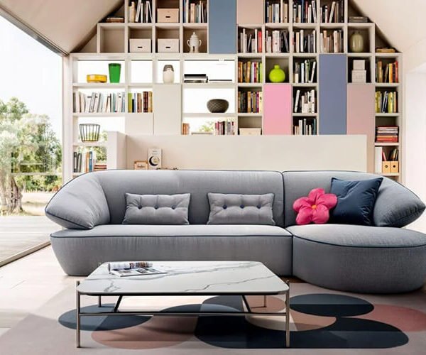 momo γωνιακός καναπές σε εκθεσιακό χώρο