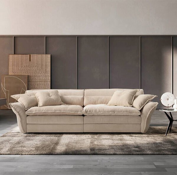 astoria αναπαυτικός καναπές σε μπέζ ύφασμα, σε εκθεσιακό χώρο