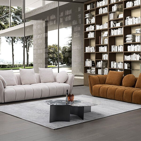 eros καναπές σε λεύκο ύφασμα και σε καφέ ύφασμα σε εκθεσιακό χώρο