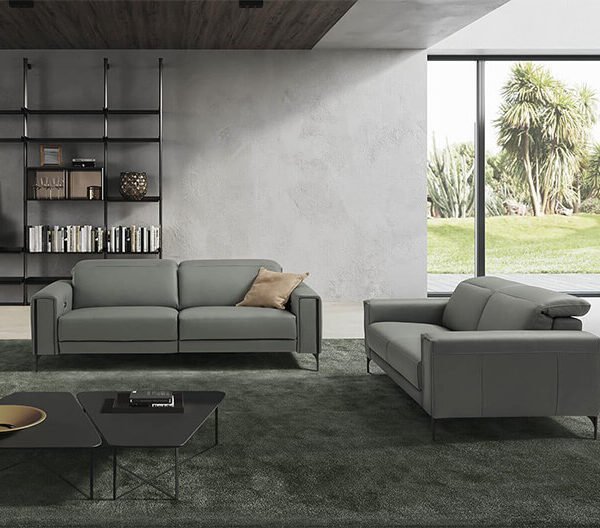 gary διθέσιος καναπές και πολυθρόνα σε δέρμα σε εκθεσιακό χώρο