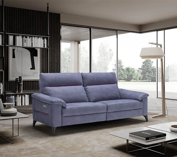 oliver διθέσιος καναπές σε ύφασμα σε χρώμα γκρι-μπλε σε εκθεσιακό χώρο