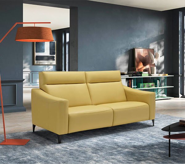piper καναπές διθέσιος σε δέρμα σε χρώμα κίτρινο σε εκθεσιακό χώρο