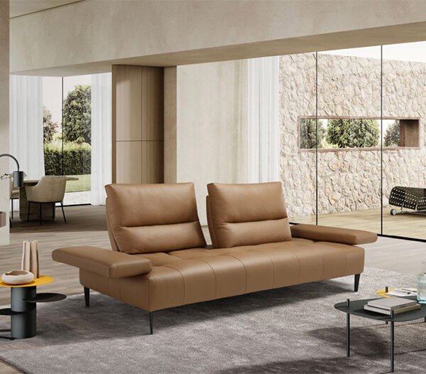 tate δερμάτινος διθέσιος καναπές σε καφέ-πορτοκαλί σε εκθεσιακό χώρο